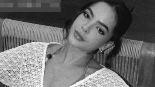 Mel Maia posa com biquíni cavado à beira da piscina; veja