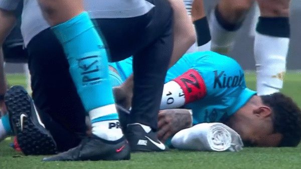 neymar torce tornozelo