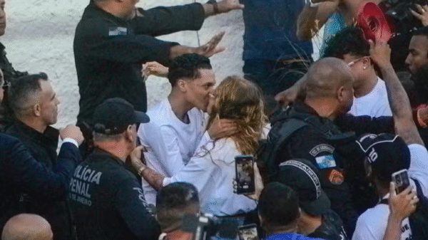 Oruam beija a noiva após deixar prisão