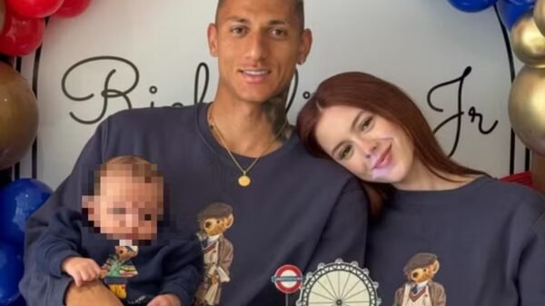 Namorada do Richarlison se pronuncia sobre ataques à aparência do filho: “Falar dele me afeta”
