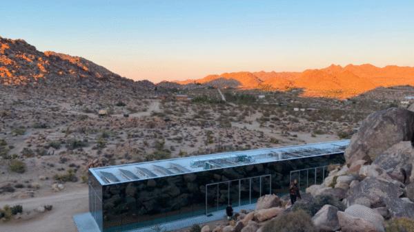 Influenciador é multado em R$ 53 mil por selfie em mansão 'invisível' alugada no Airbnb