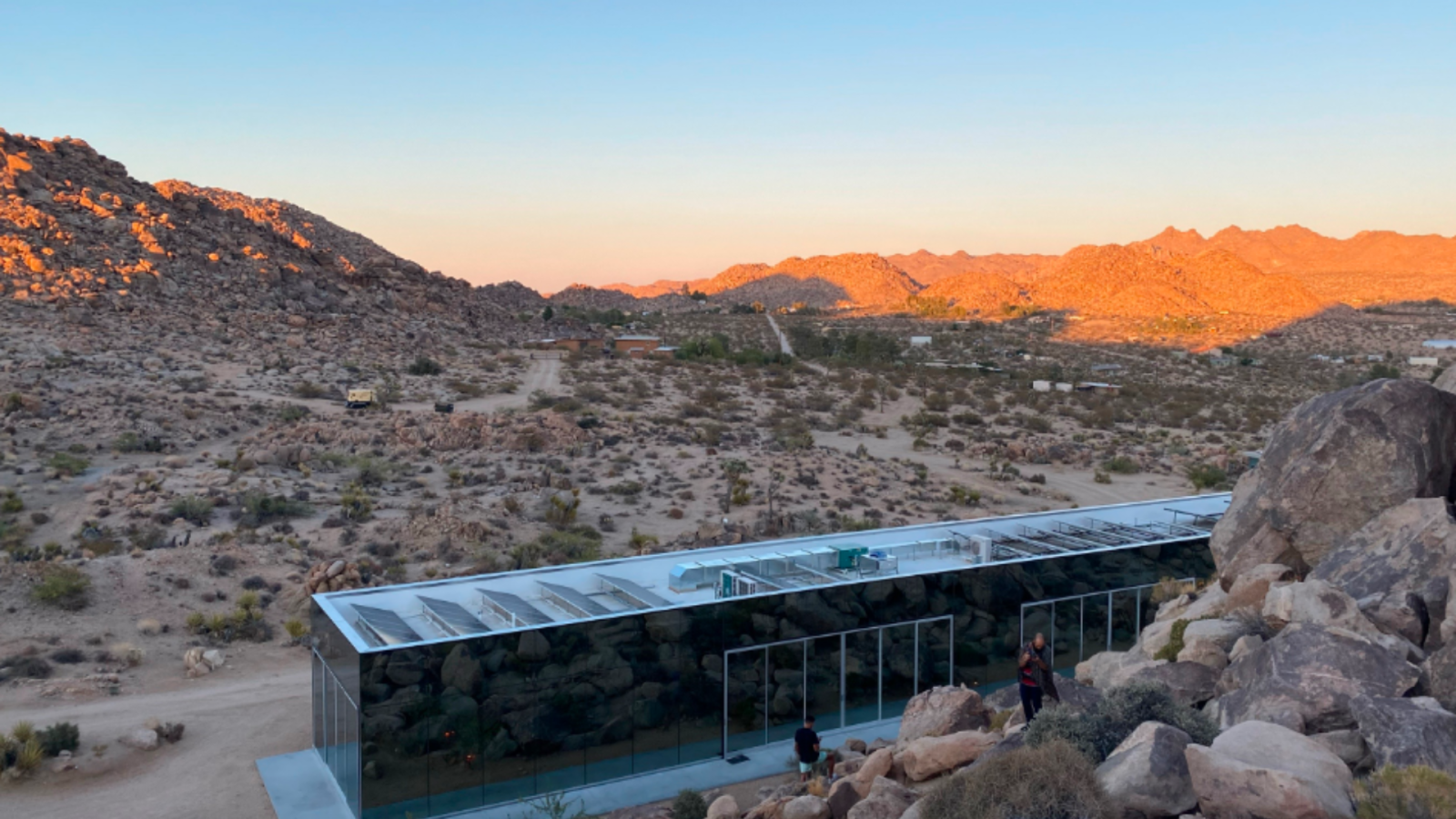 Influenciador é multado em R$ 53 mil por selfie em mansão 'invisível' alugada no Airbnb