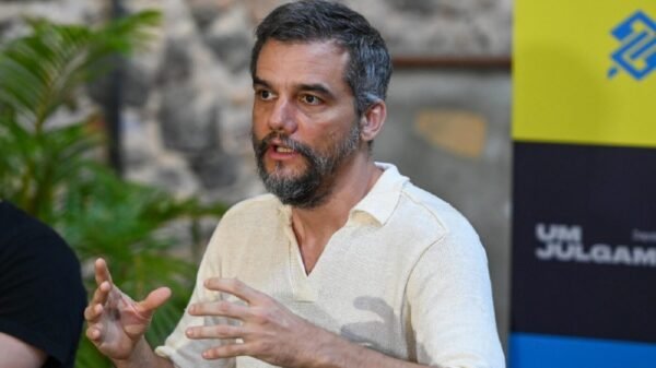 Wagner Moura retorna aos palcos em Salvador após 16 anos com peça inédita