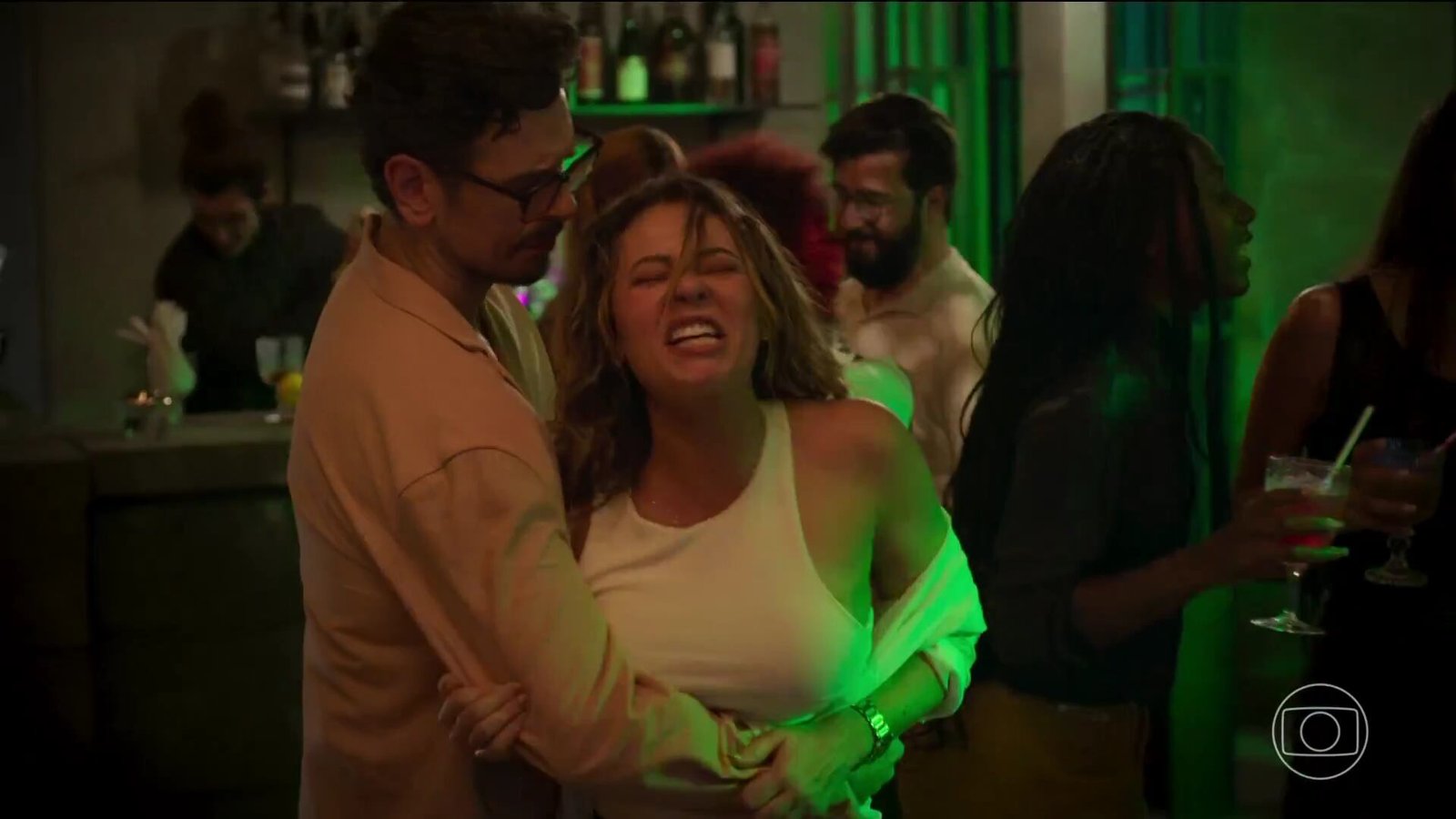 Em 'Vale Tudo', Heleninha pede 'um mambo caliente' e web elogia Paolla Oliveira 51 Em 'Vale Tudo', Heleninha pede 'um mambo caliente' e web elogia Paolla Oliveira