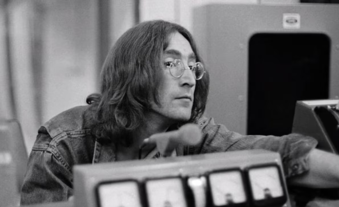 Lennon desconfiava ter telefone grampeado pelo governo Nixon, revela entrevista 'perdida' 51 Lennon desconfiava ter telefone grampeado pelo governo Nixon, revela entrevista 'perdida'