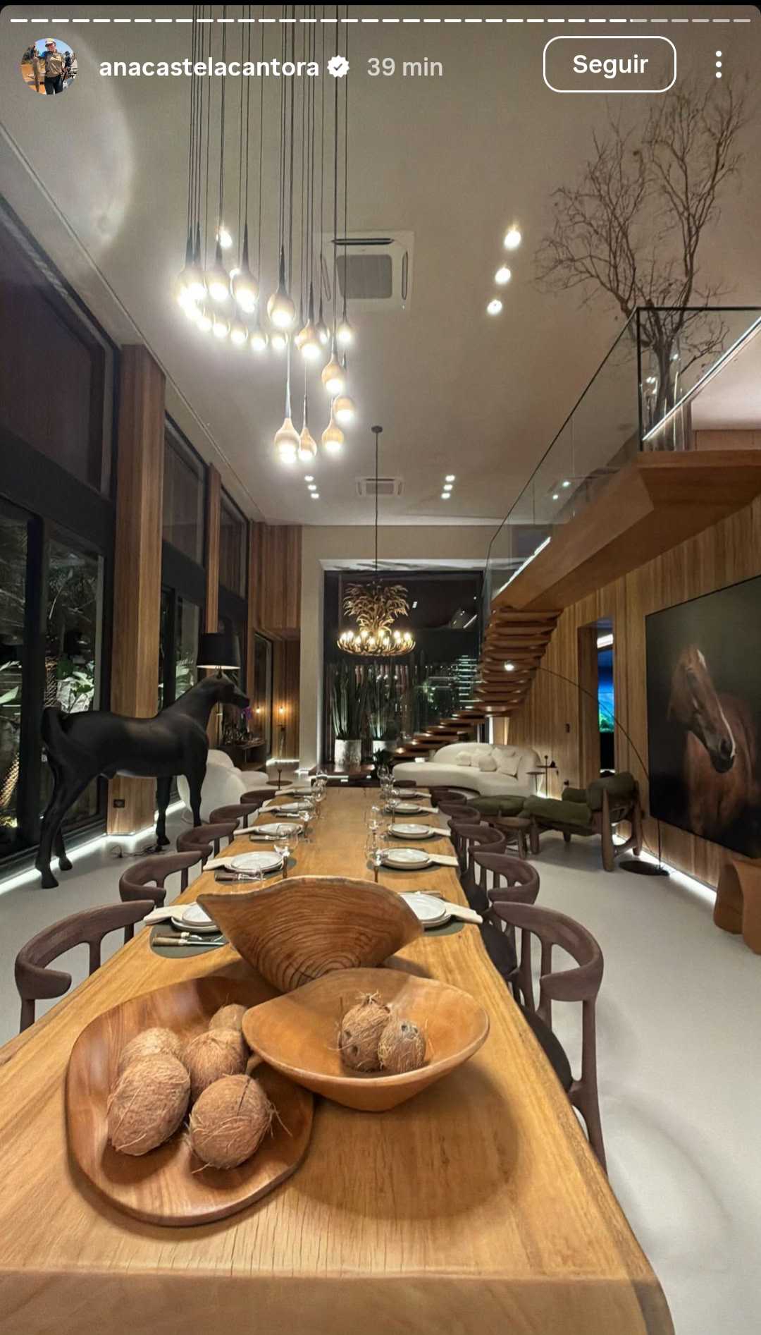 Ana Castela se emociona ao celebrar nova mansão