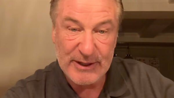 Alec Baldwin fala pela primeira vez após sofrer acidente de carro
