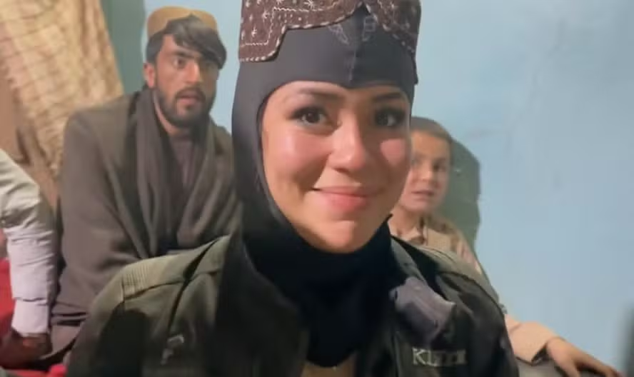 Brasileira Fernanda Santos, naturalizada espanhola, em sua passagem pelo Afeganistão — Foto: Reprodução/YouTube