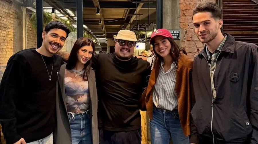 Bruna Marquezine e João Guilherme surgem juntos em foto compartilhada por chef de restaurante 51 bruna marquezine joao guilherme