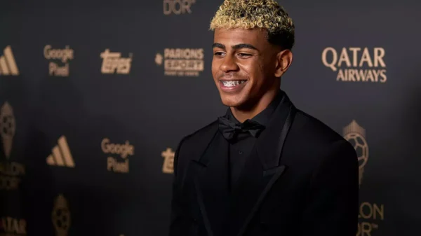 Lamine Yamal, do Barcelona, na premiação da Bola de Ouro - Foto: Jose Breton/Pics Action/NurPhoto/Getty Images