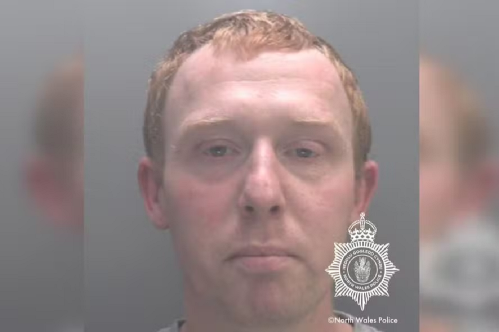 Homem é preso após ser 'amamentado' por mulher de de 60 anos em local público