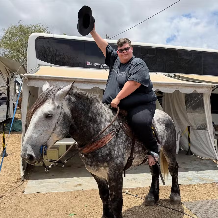 Gordão da XJ realiza sonho de andar a cavalo: “Aguentou, viu?”; veja fotos 53 Gordão da XJ realiza sonho de andar a cavalo: “Aguentou, viu?”; veja fotos