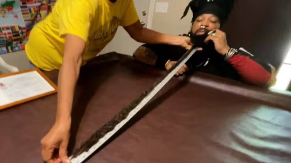 Homem entra para o Guinness com a maior barba do mundo