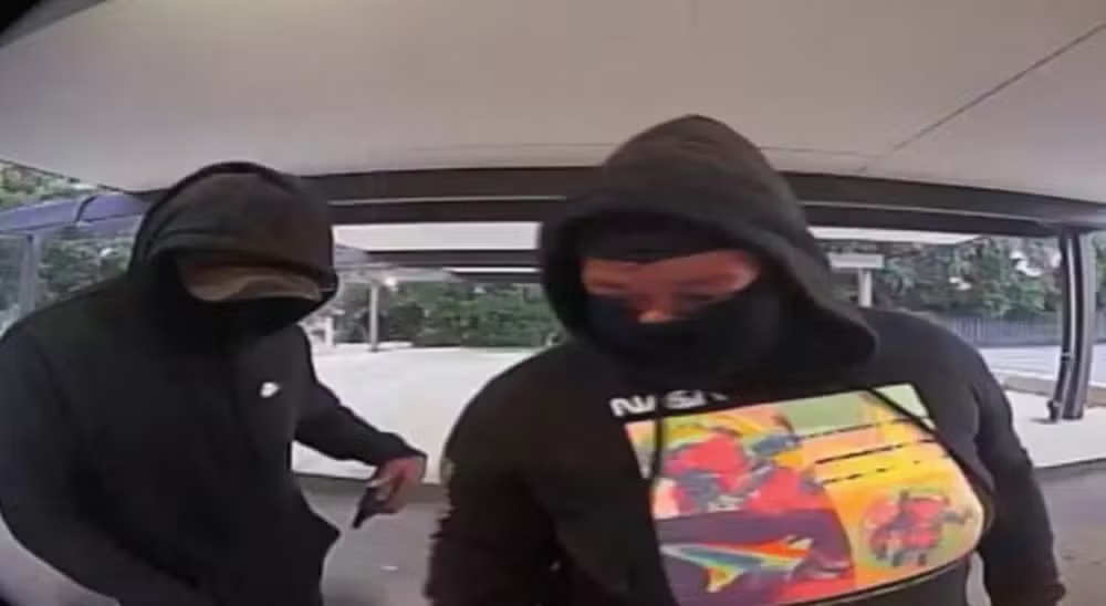 Idoso arrecada US$ 100 mil após comoção de influencer, mas acaba sequestrado por parentes em golpe chocante