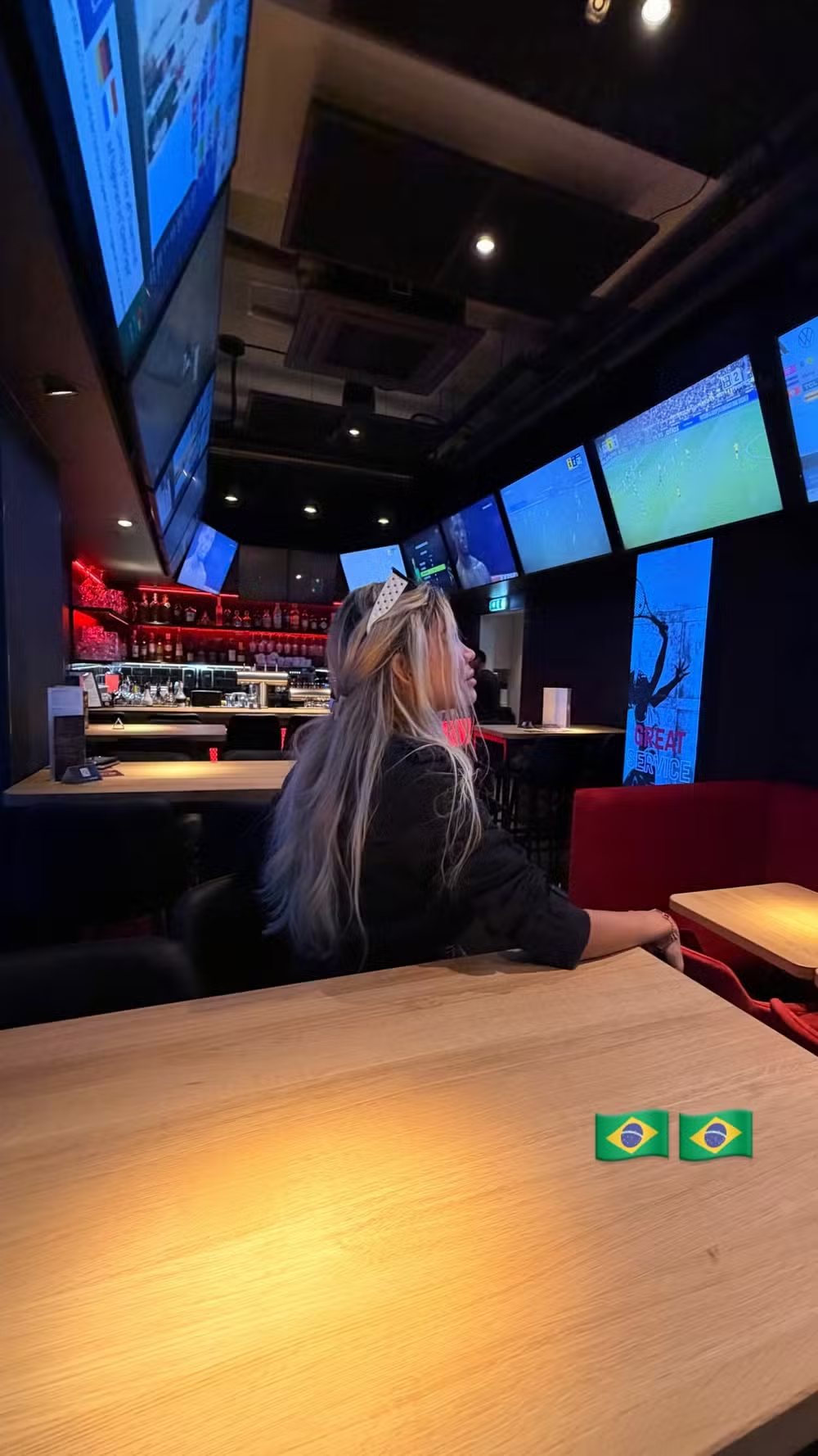 Modelo Day Magalhães, pivô do fim do affair entre Vini Jr. e Virgínia, assiste a jogo do Brasil e reage após gol do jogador