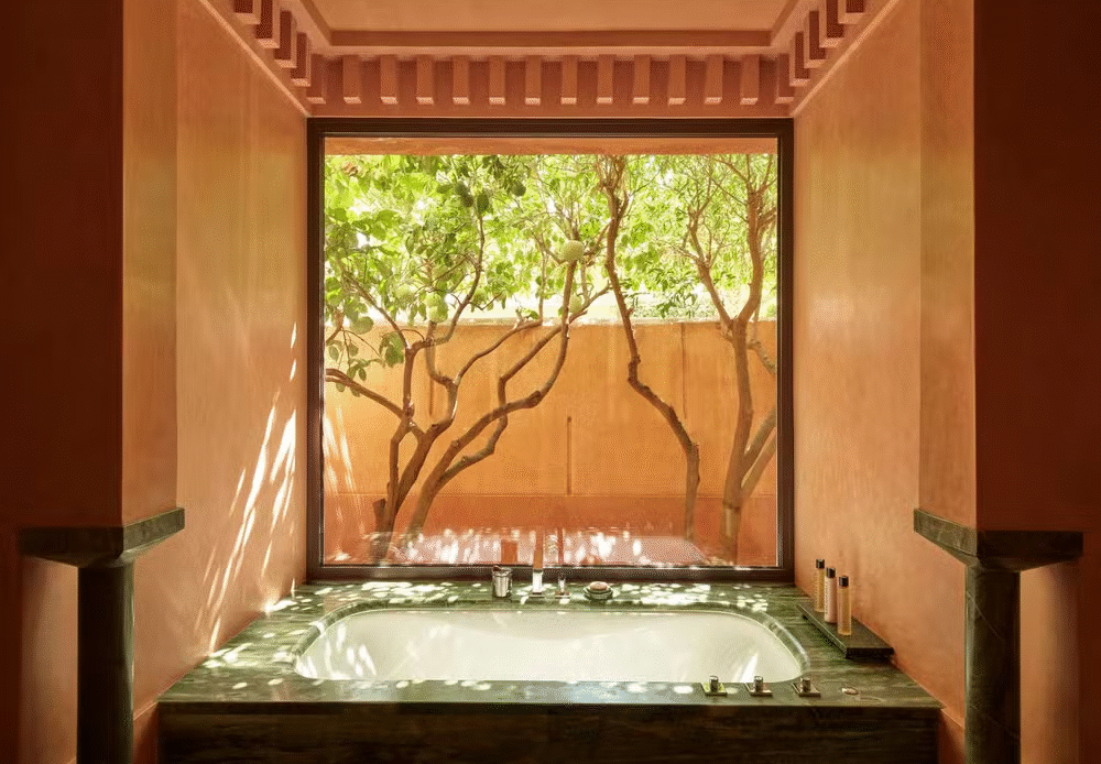 Endrick e esposa comemoram 1º aniversário de casamento em resort de luxo com diárias de R$ 50 Mil; veja fotos