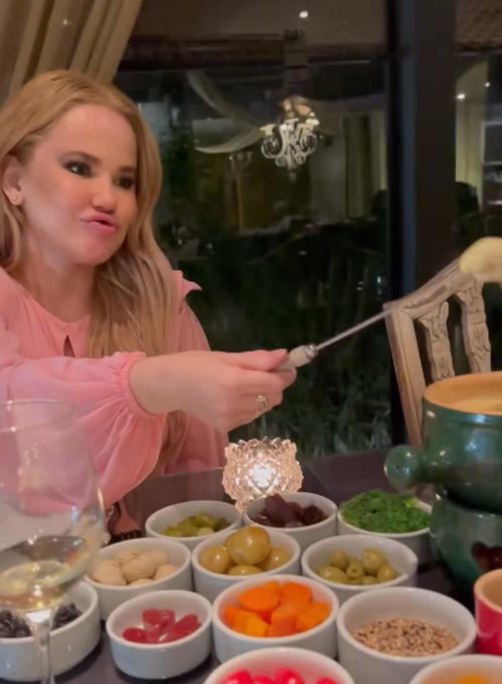 Dado Dolabella tem jantar romântico com nova namorada, que exibe faixa de Miss 53 Dado Dolabella tem jantar romântico com nova namorada, que exibe faixa de Miss