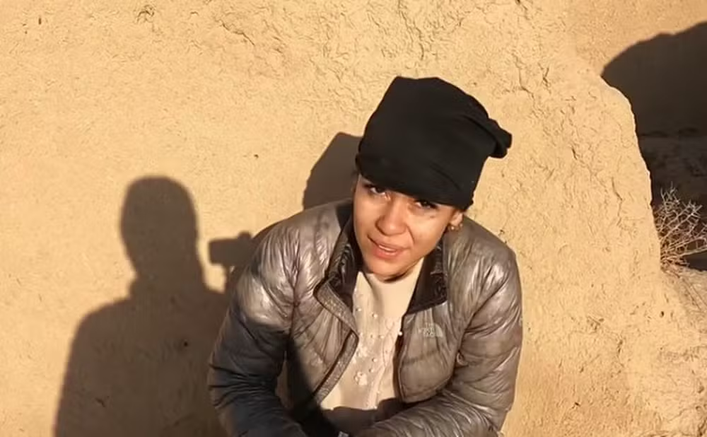 Brasileira faz história ao se tornar a primeira mulher a entrar de moto no Afeganistão