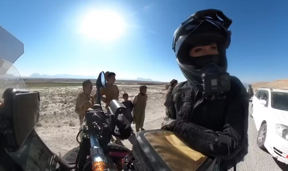 Brasileira faz história ao se tornar a primeira mulher a entrar de moto no Afeganistão