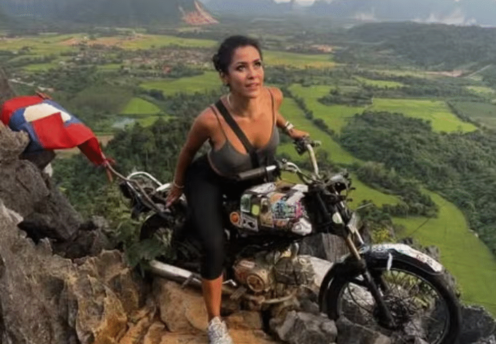 Brasileira faz história ao se tornar a primeira mulher a entrar de moto no Afeganistão