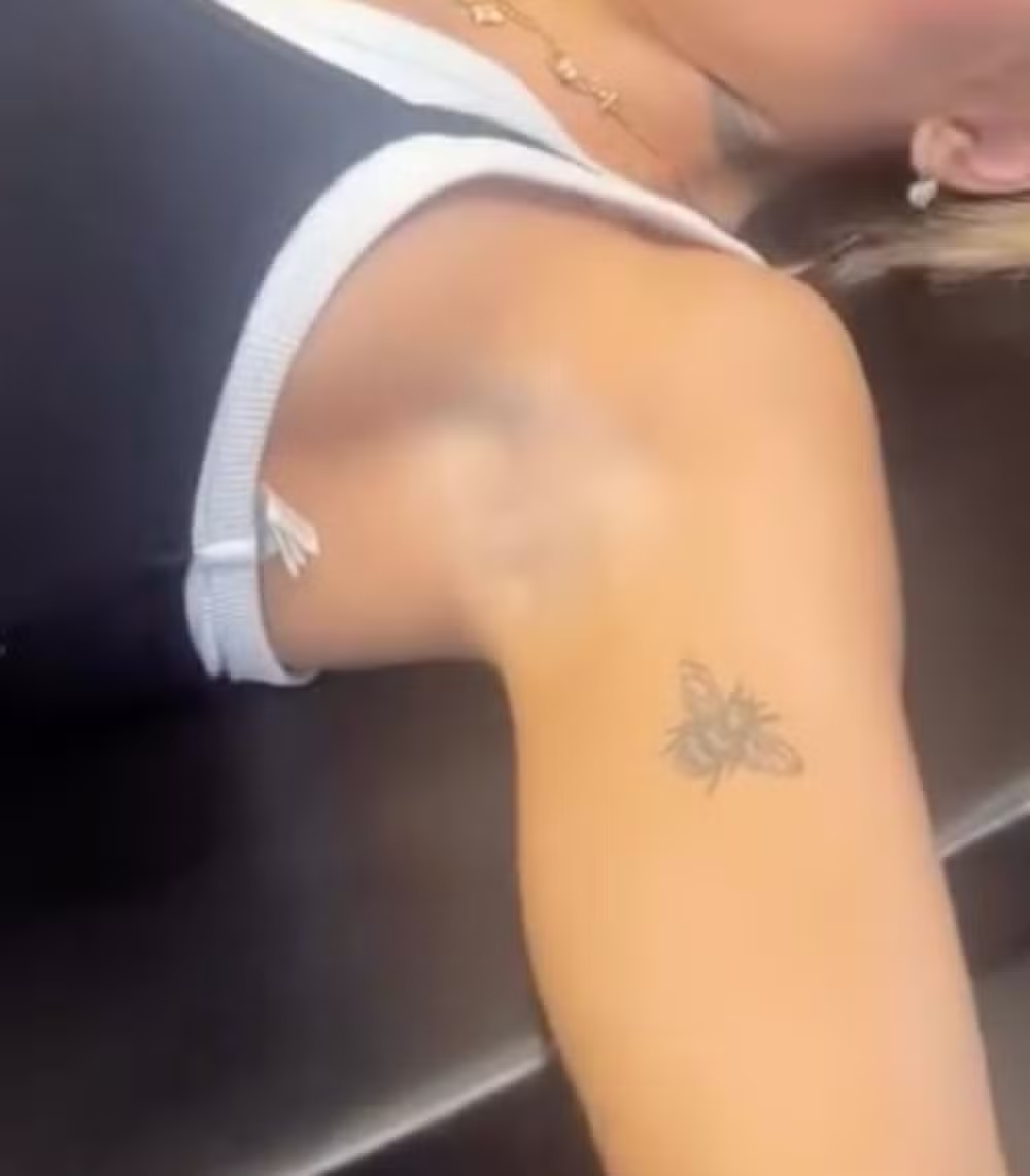 Karoline Lima 'derrete' bronzeamento artificial durante treino na academia: 'Suei tanto que saiu'