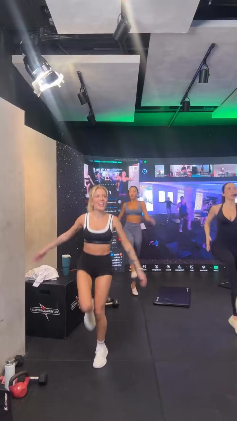 Karoline Lima 'derrete' bronzeamento artificial durante treino na academia: 'Suei tanto que saiu'