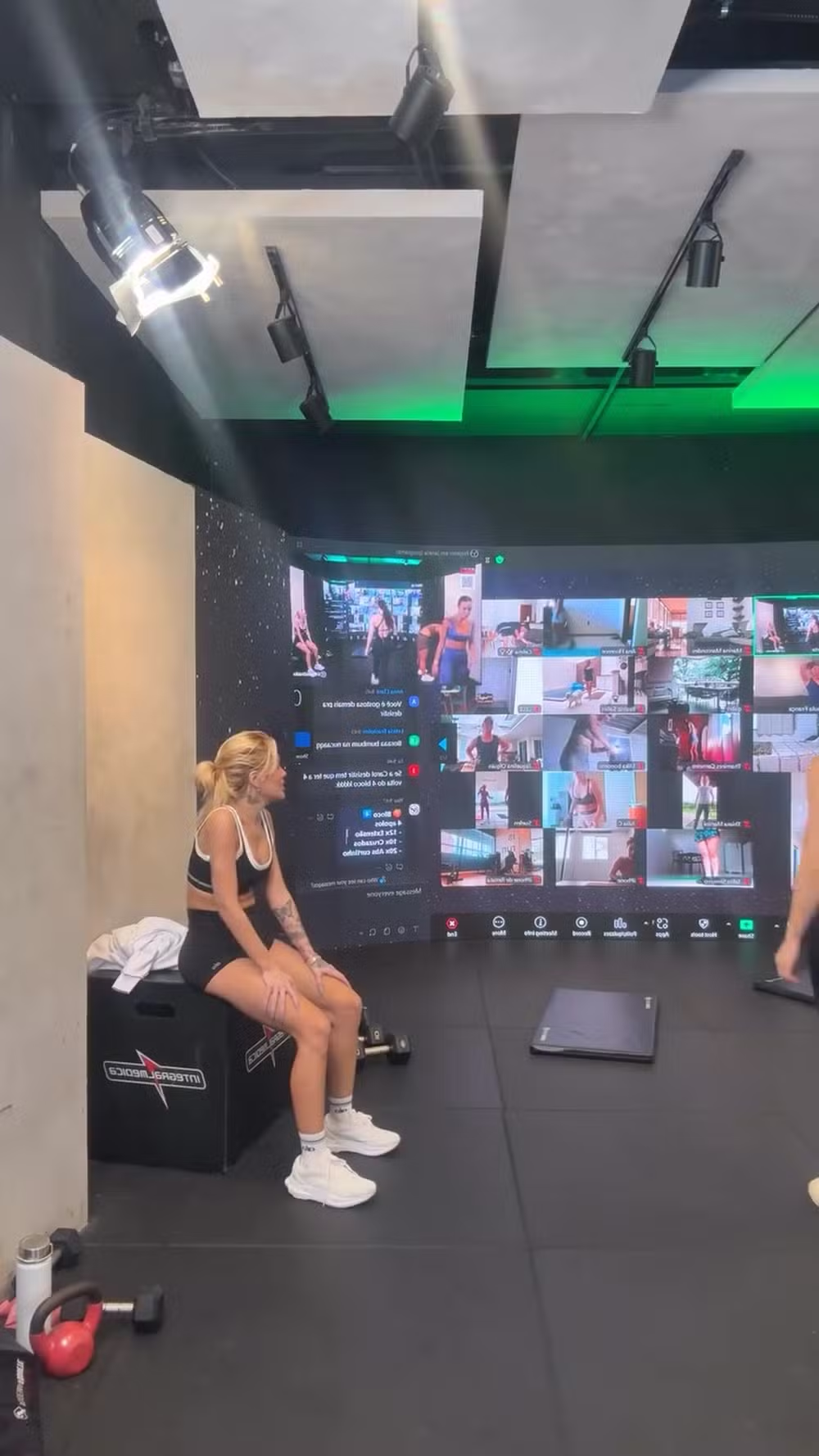 Karoline Lima 'derrete' bronzeamento artificial durante treino na academia: 'Suei tanto que saiu'