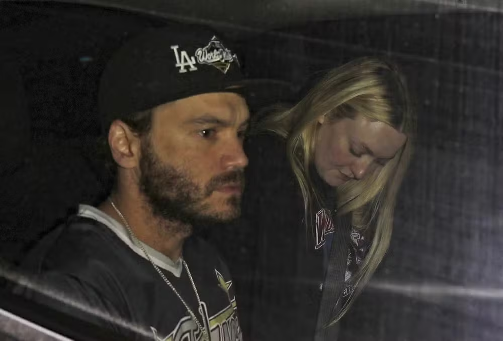 Romance? Dakota Fanning e Emile Hirsch são flagrados deixando hotel Juntos em Los Angeles 52 Romance? Dakota Fanning e Emile Hirsch são flagrados deixando hotel Juntos em Los Angeles