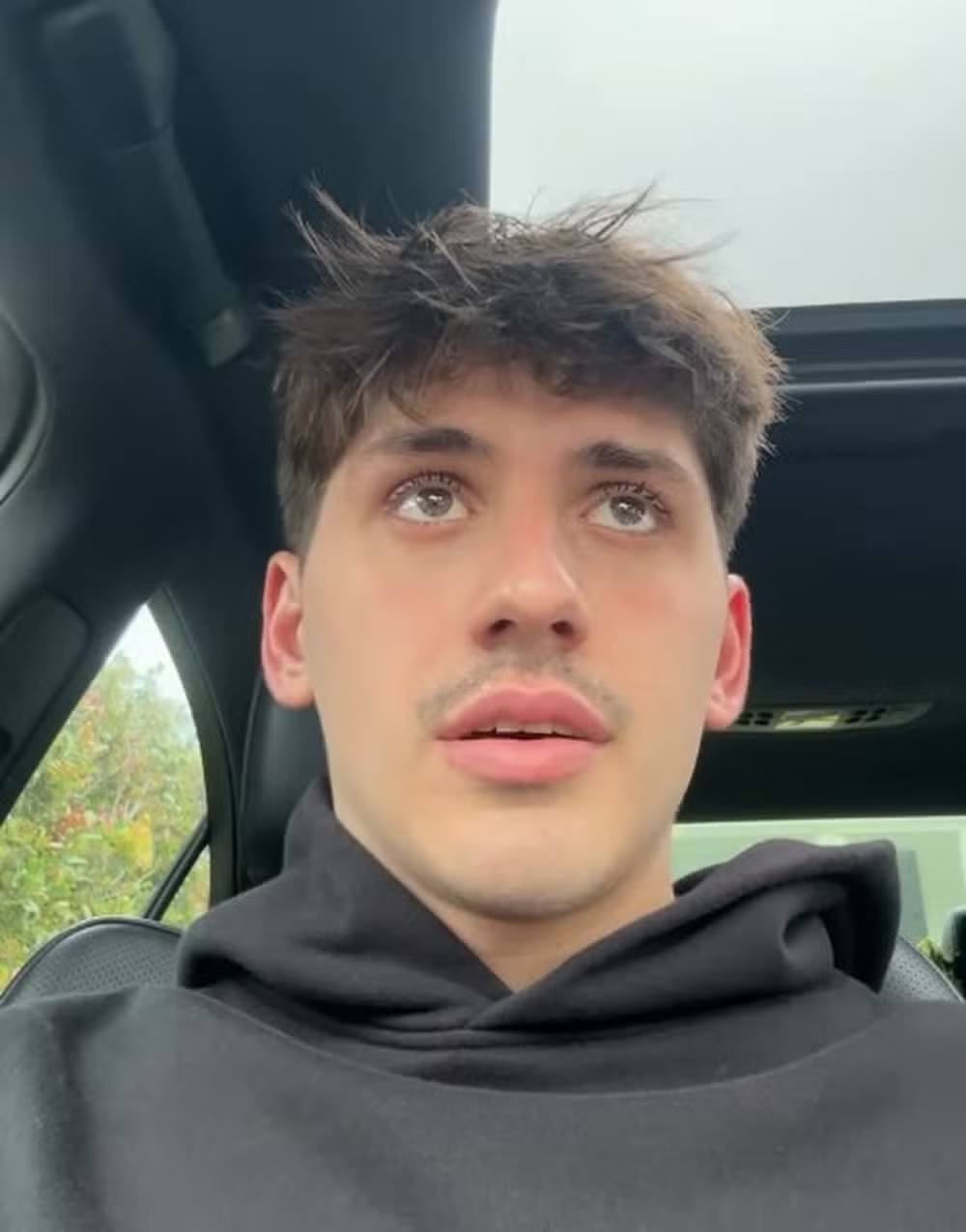 Influenciador é acusado de “turismo de pobreza” após gravar vídeo “sobrevivendo” em favela na Índia