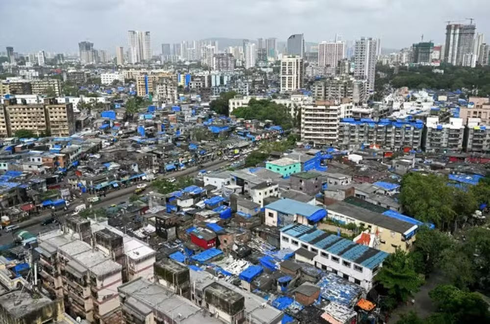 Influenciador é acusado de “turismo de pobreza” após gravar vídeo “sobrevivendo” em favela na Índia
