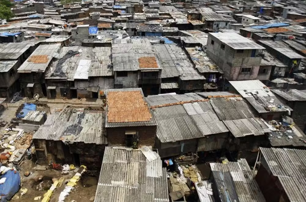 Influenciador é acusado de “turismo de pobreza” após gravar vídeo “sobrevivendo” em favela na Índia