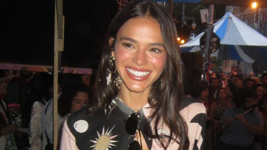 Após viralizar em vídeo sambando, fãs pedem Bruna Marquezine como rainha de bateria 51 Após viralizar em vídeo sambando, fãs pedem Bruna Marquezine como rainha de bateria