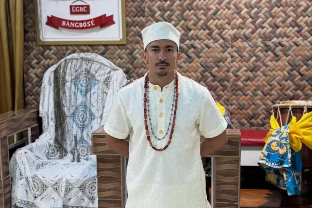 Renan Machado, irmão de Anitta, é consagrado pai de santo em cerimônia no Rio de Janeiro