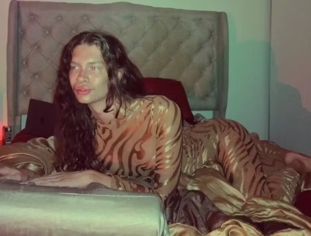 Influencer trans diz já ter feito sexo com mais de 1.800 homens e revela lista com nomes dos parceiros