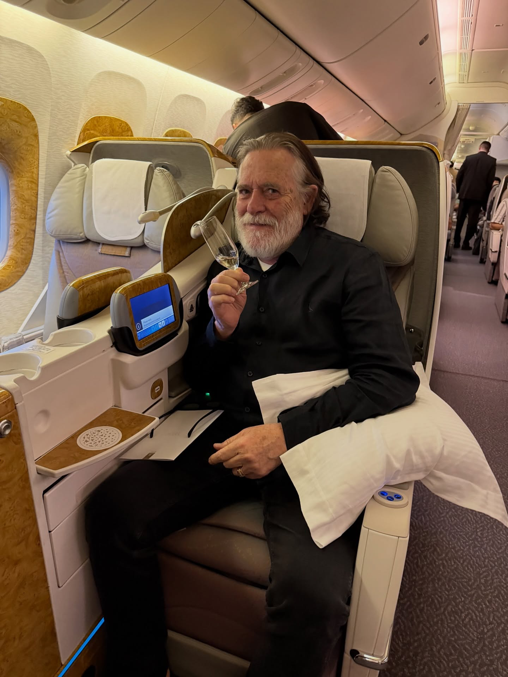 José de Abreu embarca em nova lua de mel com esposa 52 anos mais jovem