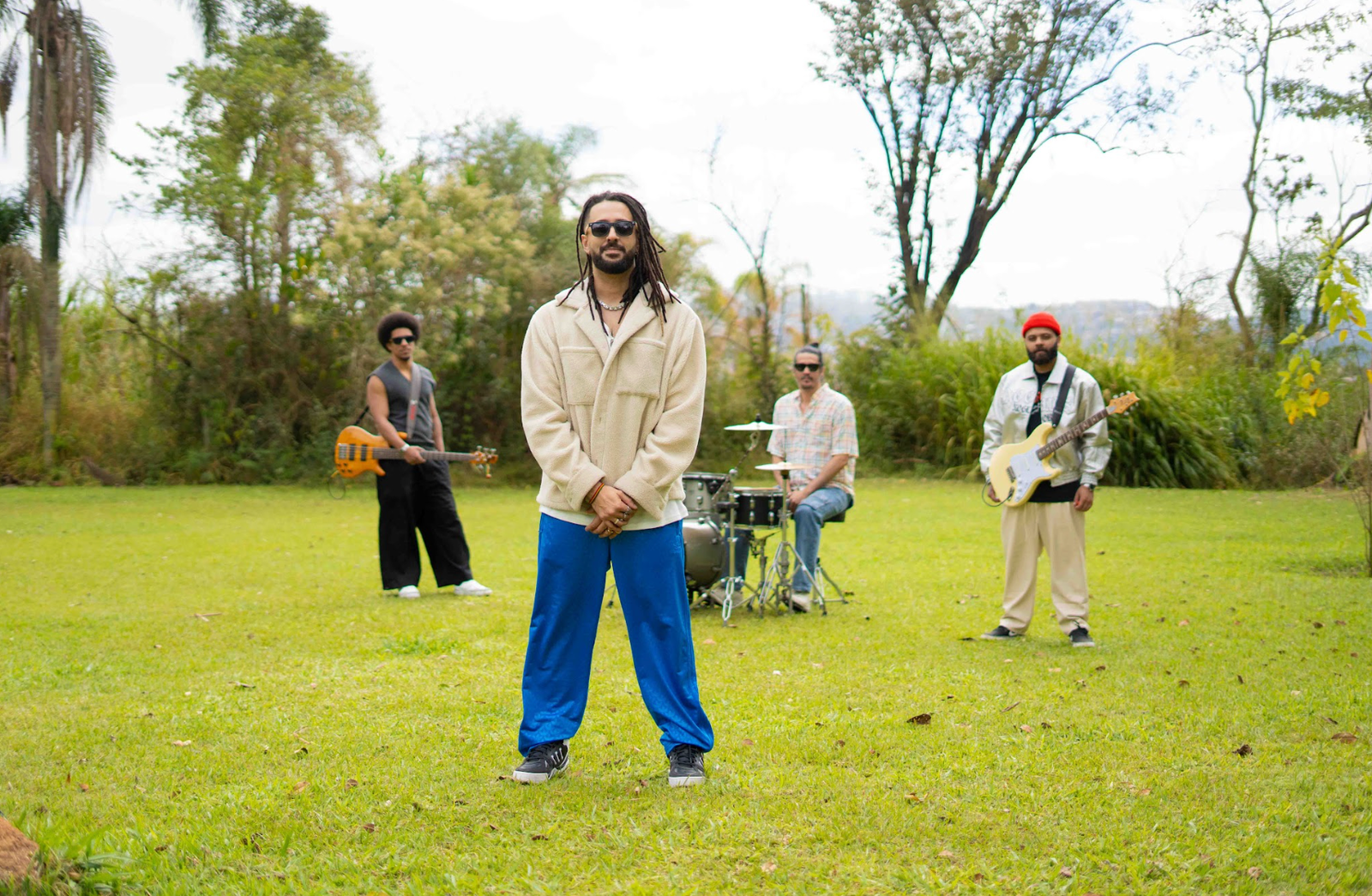 Destaque do pop reggae, Julies comemora aniversário com o lançamento de "Quando o Amor Chamar" 51 julies