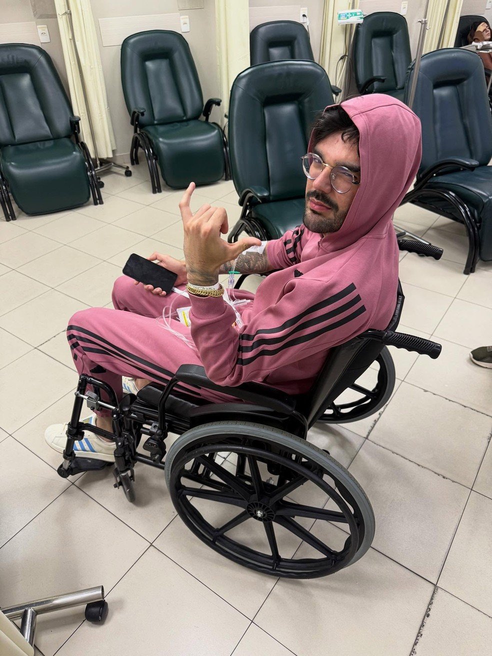 Luan Pereira desabafa sobre dor intensa após diagnóstico de pedras nos rins 52 Luan Pereira surgiu em uma cadeira de rodas após dar entrada em hospital - Reprodução/ Instagra