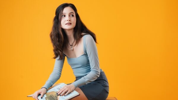 Malu Azevedo estreia EP “Vem comigo” e revisita canção composta por seu pai nos anos 1980