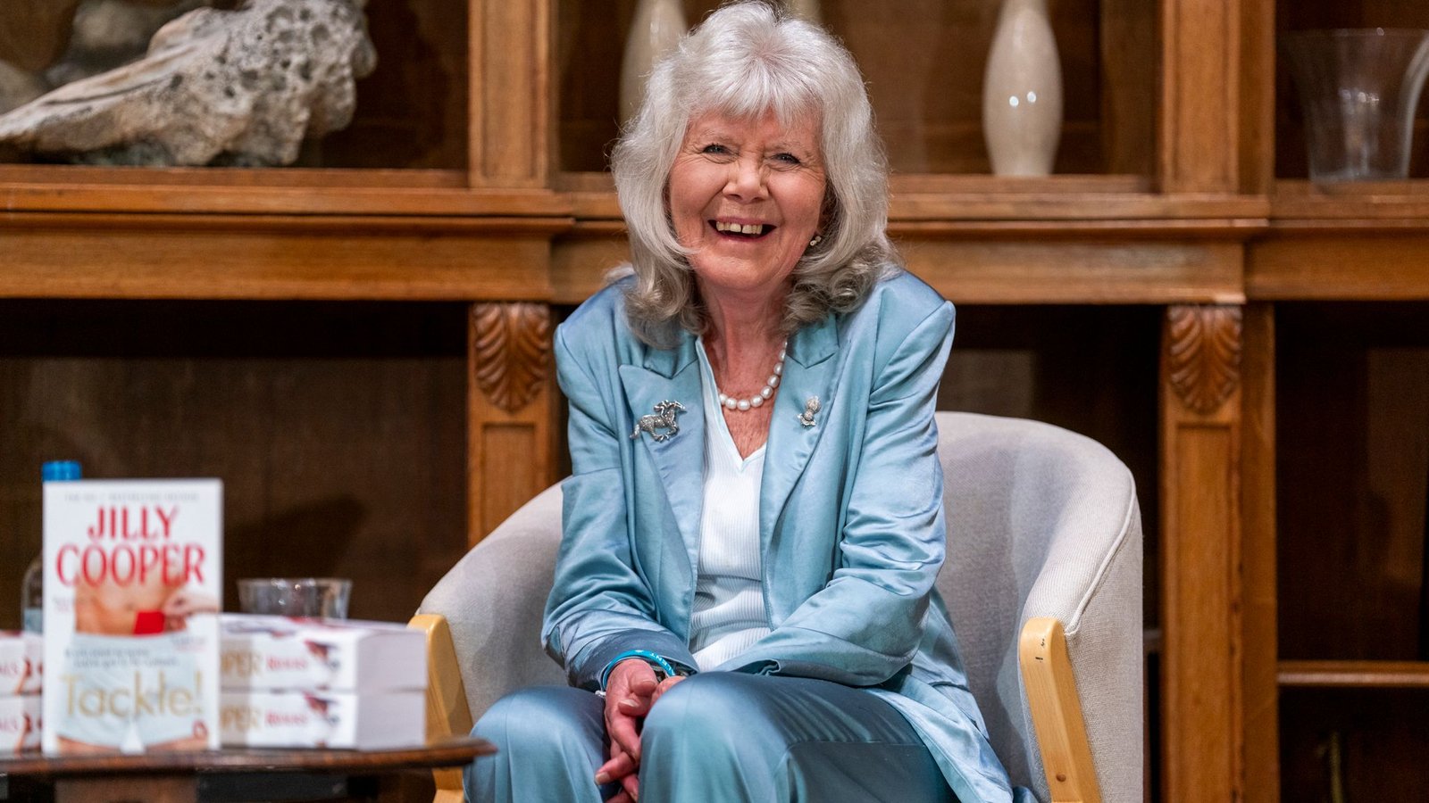 Jilly Cooper, autora de ‘Rivais’, morre aos 88 anos 51 morre jilly cooper