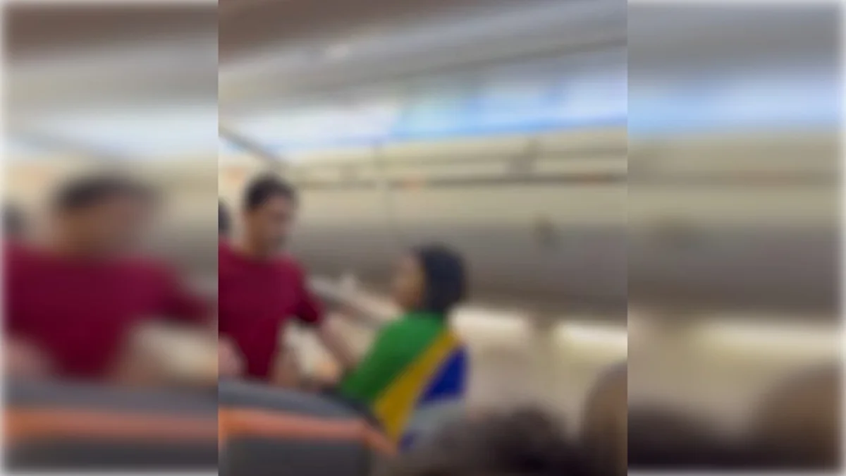 Bolsonarista é expulsa de avião após se recusar a viajar com homem vestido de vermelho: "Petistas!; veja vídeo