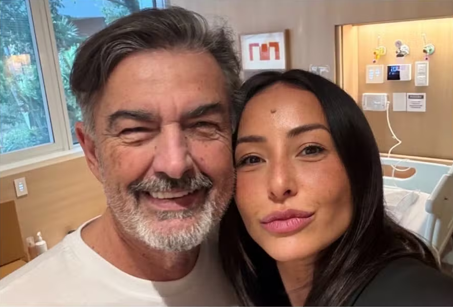 Sabrina Sato ao lado do pai