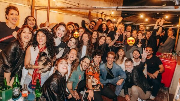 Lucas Lima completou 43 anos e comemorou o aniversário ao lado de amigos em um bar. Na tarde deste domingo, 19, o músico compartilhou alguns dos registros da festa em seu Instagram, incluindo a presença da cantora Sandy, sua ex-mulher, e do atual namorado dela, o médico Pedro Andrade. "Um caminhão de gente e de amor em plena segunda-feira. Eu ouvi várias vezes durante a noite: 'Como tu atrai gente legal!'. Pensa num elogio... Festinha para coroar o melhor aniversário do melhor ano da minha vida. Só perde pro ano que vem", escreveu Lima. Sandy e Lucas Lima foram casados durante cerca de 15 anos e anunciaram o divórcio em setembro de 2023. O ex-casal mantém uma boa relação e a parceria na criação do filho, Theo, de 11 anos. Desde o fim de 2024, rumores de que a cantora teria engatado um novo relacionamento com Pedro Andrade surgiram, mas ela confirmou o fato só meses depois, já neste ano.