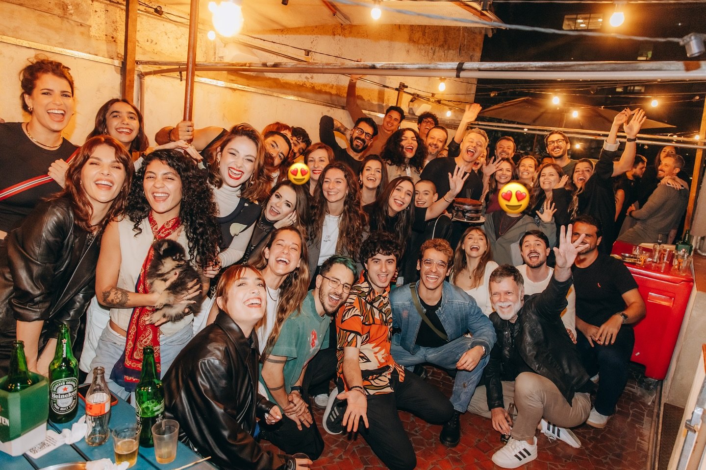 Lucas Lima completou 43 anos e comemorou o aniversário ao lado de amigos em um bar. Na tarde deste domingo, 19, o músico compartilhou alguns dos registros da festa em seu Instagram, incluindo a presença da cantora Sandy, sua ex-mulher, e do atual namorado dela, o médico Pedro Andrade. "Um caminhão de gente e de amor em plena segunda-feira. Eu ouvi várias vezes durante a noite: 'Como tu atrai gente legal!'. Pensa num elogio... Festinha para coroar o melhor aniversário do melhor ano da minha vida. Só perde pro ano que vem", escreveu Lima. Sandy e Lucas Lima foram casados durante cerca de 15 anos e anunciaram o divórcio em setembro de 2023. O ex-casal mantém uma boa relação e a parceria na criação do filho, Theo, de 11 anos. Desde o fim de 2024, rumores de que a cantora teria engatado um novo relacionamento com Pedro Andrade surgiram, mas ela confirmou o fato só meses depois, já neste ano.