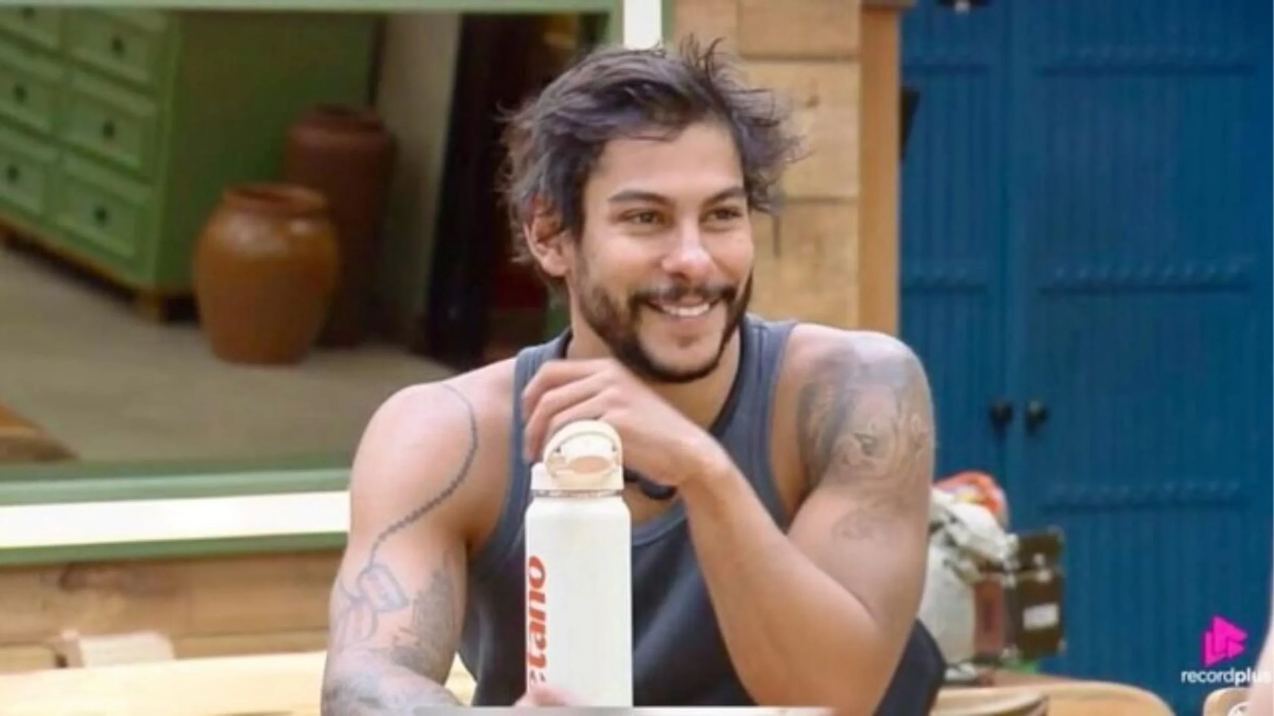 Shia surge excitado em 'A Fazenda 17' e web reage: "Entrou armado"