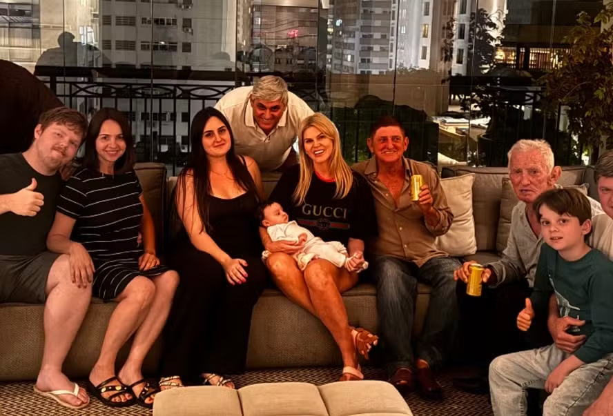 Val Marchiori reencontra irmão após 15 anos de briga e desabafa durante luta contra o câncer: “Uma vida inteira de saudade” 51 Val Marchiori reencontra irmão após 15 anos de briga e desabafa durante luta contra o câncer: “Uma vida inteira de saudade”