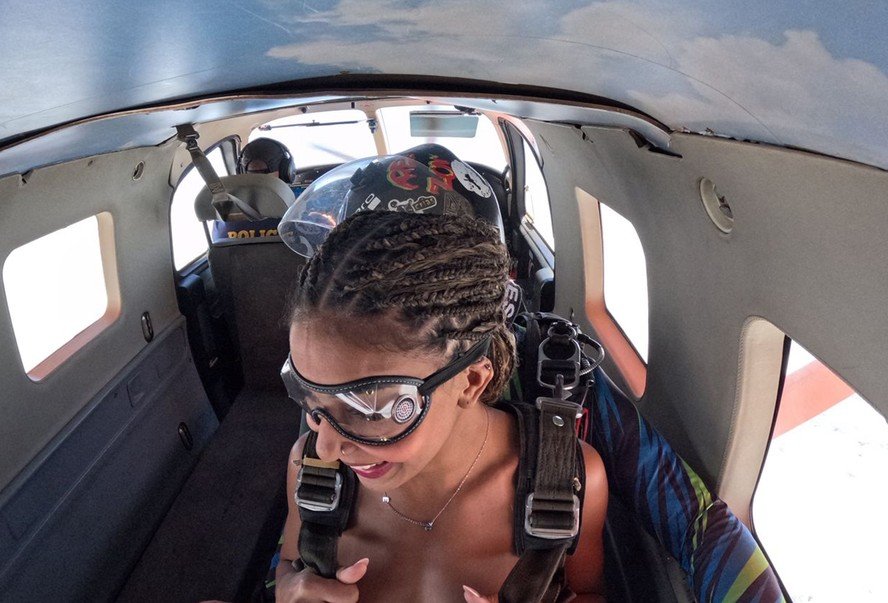 Influenciadora baiana salta de paraquedas nua e tenta entrar para o Guinness Book 51 Influenciadora baiana salta de paraquedas nua e tenta entrar para o Guinness Book