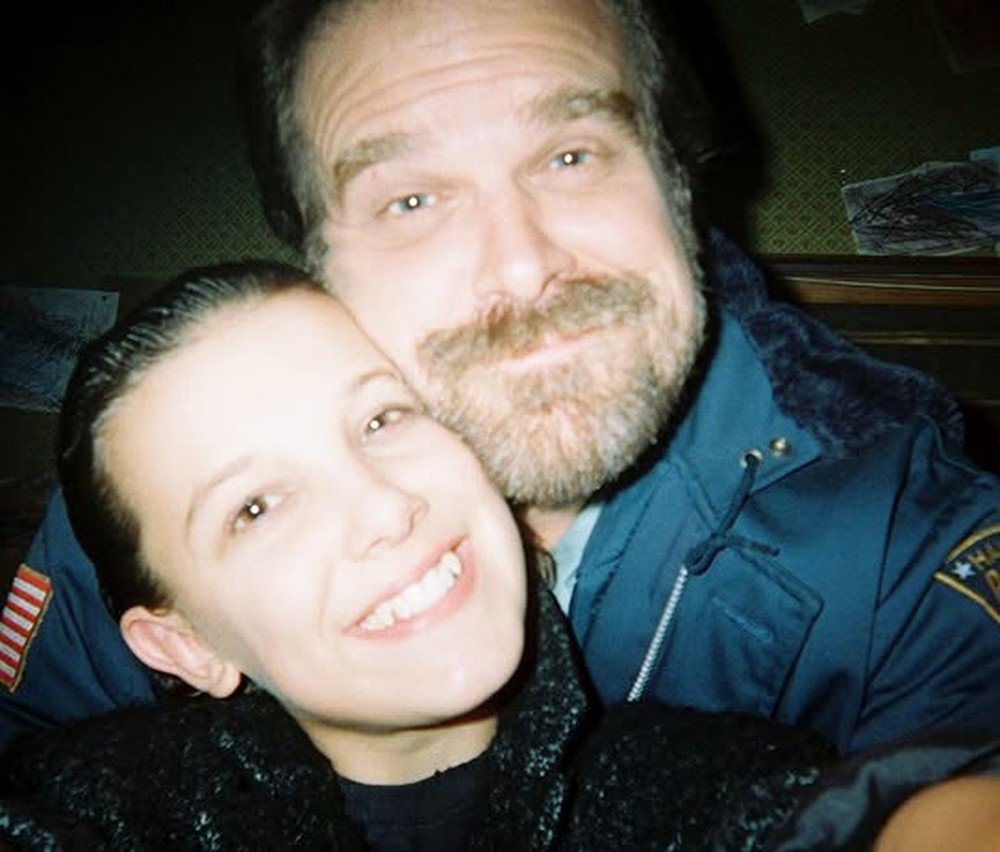 Millie Bobby Brown acusa David Harbour de assédio e bullying nos bastidores de série famosa, diz site 52 Millie Bobby Brown acusa David Harbour de assédio e bullying nos bastidores de série famosa, diz site