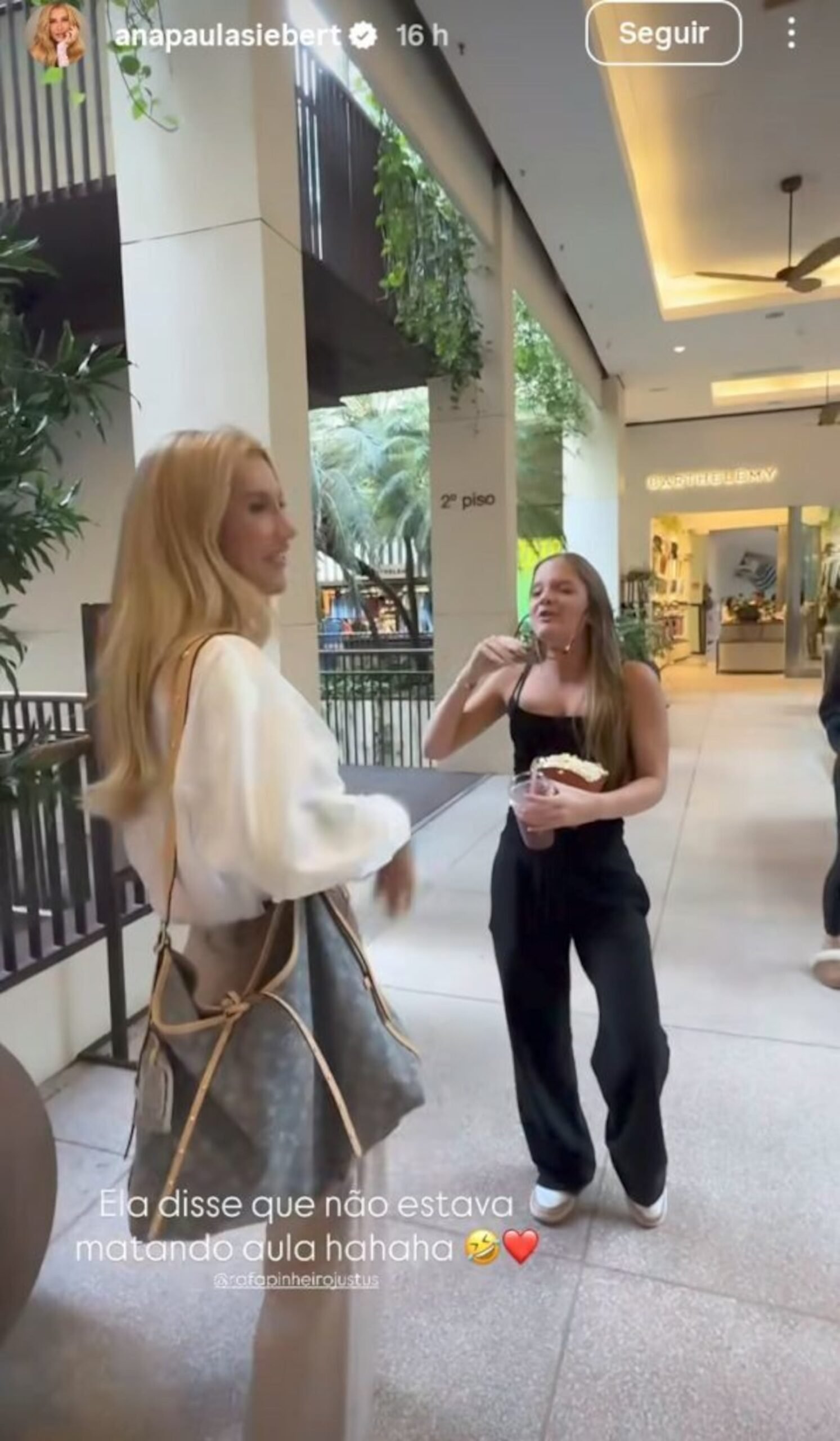 Ana Paula Siebert flagra Rafa Justus “matando aula” em shopping e momento viraliza