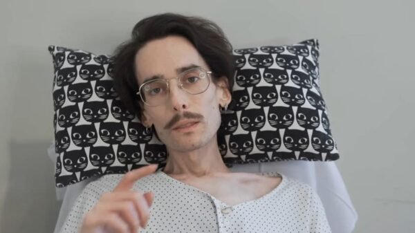 Morre o influenciador espanhol Juan Gyoza após emocionante casamento no hospital