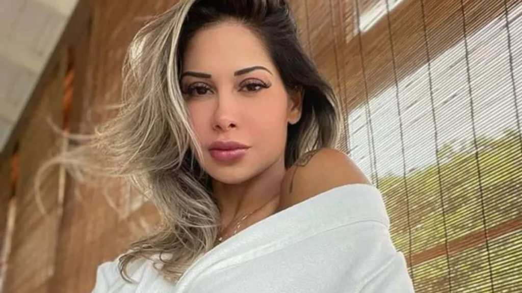 Maíra Cardi posa para foto